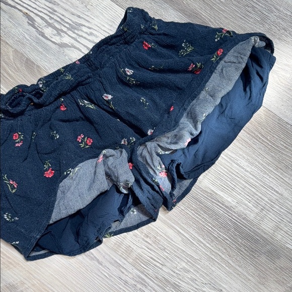 Hollister Floral Shorts - Picture 7 of 7